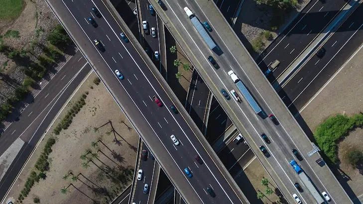 Inadimplência de veículos: vista aérea de rodovias com carros e caminhões